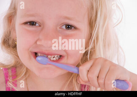 Mädchen, 6 Jahre alt, ihre Zähne zu putzen Stockfoto