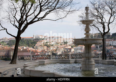 Blick vom Miradouro de São Pedro de Alcantara im Bairro Alto, Lissabon, Portugal, Europa Stockfoto