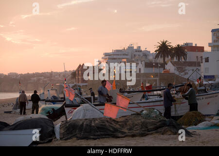 Fischer und ihre Boote am Praia Armacao de Pera, Algarve, Portugal, Europa Stockfoto