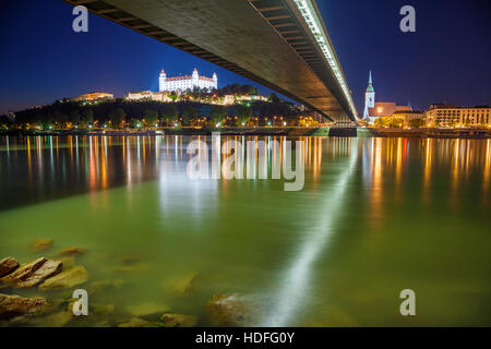 Bratislava, Slowakei. Stadtbild Bild von Bratislava am Flussufer in der Nacht. Stockfoto