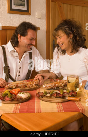 Brettljause, traditionelle österreichische Snack serviert auf einem Holzbrett Stockfoto