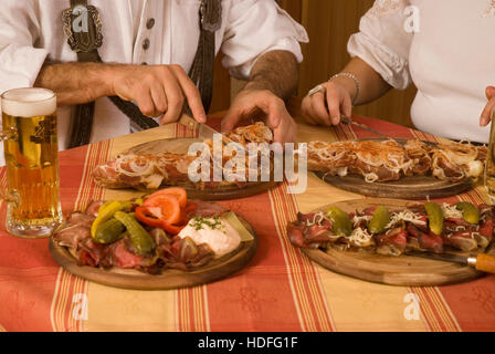 Brettljause, traditionelle österreichische Snack serviert auf einem Holzbrett Stockfoto