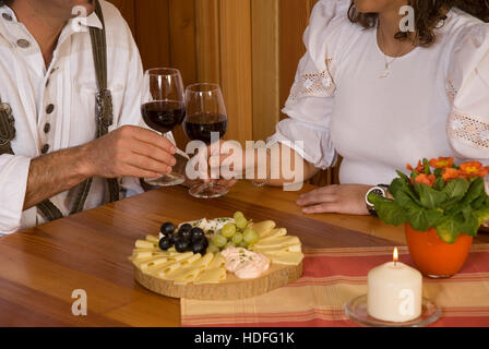 Brettljause, traditionelle österreichische Snack serviert auf einem Holzbrett Stockfoto