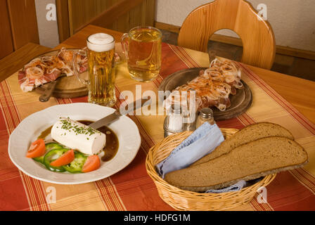 Brettljause, traditionelle österreichische Snack serviert auf einem Holzbrett Stockfoto