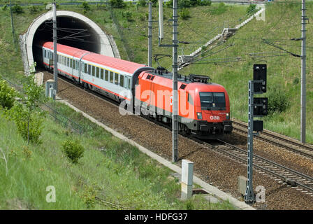 Eine ÖBB Personenzug auf der Westbahn-Linie in der Nähe von St. Pölten in Niederösterreich, Österreich Stockfoto