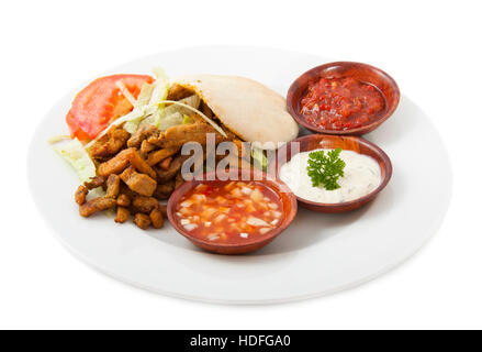 Fladenbrot gefüllt mit Shoarma auf einem Teller isoliert auf weiß Stockfoto