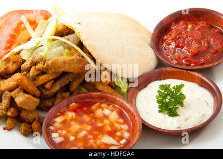 Fladenbrot gefüllt mit Shoarma auf einem Teller mit Soße Stockfoto