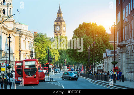 LONDON, Vereinigtes Königreich - Verkehr am Trafalgar square Stockfoto