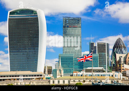 London. Gebäude der Stadt entlang der Themse. Stockfoto