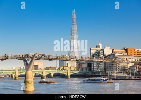 Tagesansicht aus dem Jahrtausend schlagartig Bridge Shard Wolkenkratzer Stockfoto