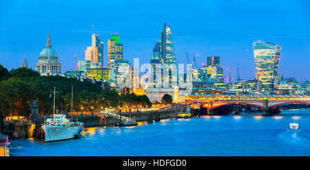 Londoner Stadtbild in der Abenddämmerung mit städtischen Gebäuden auf Themse Stockfoto