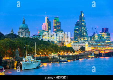 Londoner Stadtbild in der Abenddämmerung mit städtischen Gebäuden auf Themse Stockfoto