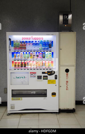 Kaufen White vending-Automaten für Menschen alkoholfreies Getränk an u-Bahnstation in Shinjuku City am 21. Oktober 2016 in Tokio, Japan Stockfoto