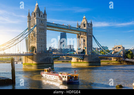 Financial District of London und die Tower Bridge Stockfoto