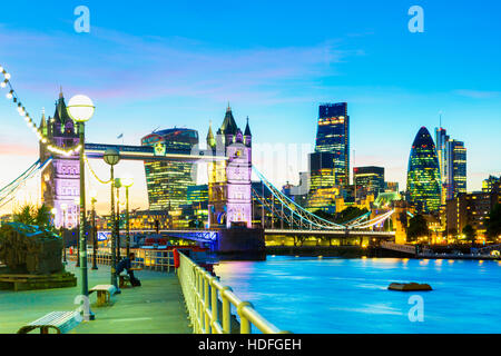 Dämmerung-Zeit Blick auf die Tower Bridge und die Themse in London, mit Finanzviertel im Hintergrund Stockfoto