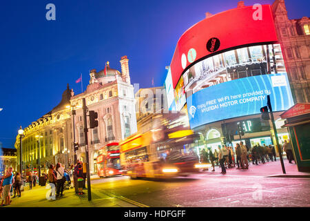 LONDON - Piccadilly Circus Kreuzung überfüllt von Menschen in London, UK. Es ist ein Verkehrsknotenpunkt und öffentlichen Raum London Stockfoto