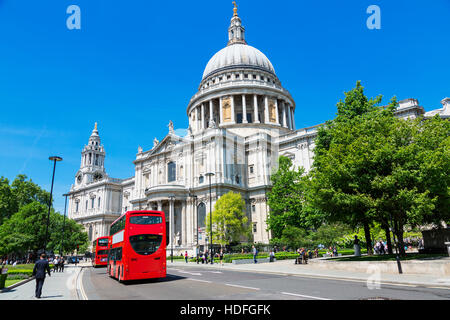 LONDON, ENGLAND-St. Paul-Kathedrale und roten Busse in London, Großbritannien Stockfoto