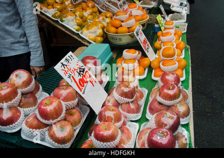 Japaner Verkauf Früchte für Menschen und Reisende auf der Straße im Ameyoko Markt Einkaufsviertel in Ueno am 20. Oktober 2016 in Tokio, Japan Stockfoto