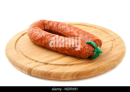 Getrocknete Chorizo auf einer hölzernen Platte isoliert auf weiß Stockfoto