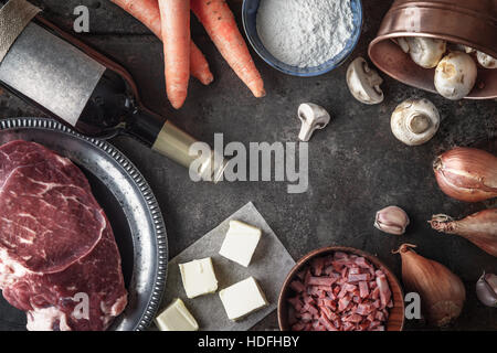 Zutaten für Boeuf Bourguignon alt Metall Hintergrund oben anzeigen Stockfoto