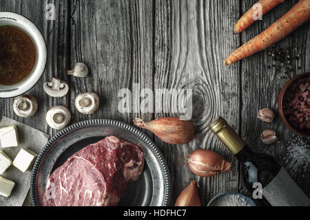 Zutaten für Boeuf Bourguignon auf dem alten Holztisch horizontale Stockfoto