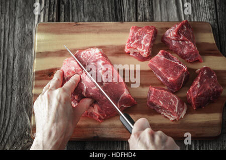 Schneiden von Angus Rindfleisch auf dem Holztisch horizontale Stockfoto