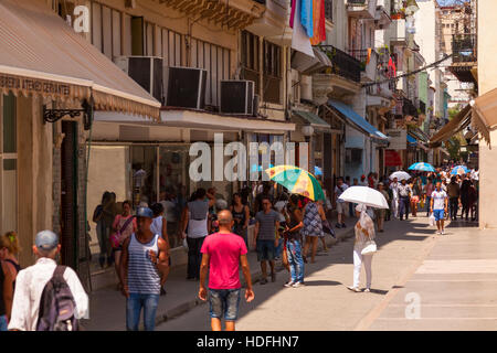 Eine belebte Straße voller Kubaner (Einheimischen) in Zentral-Havanna, Kuba. Stockfoto