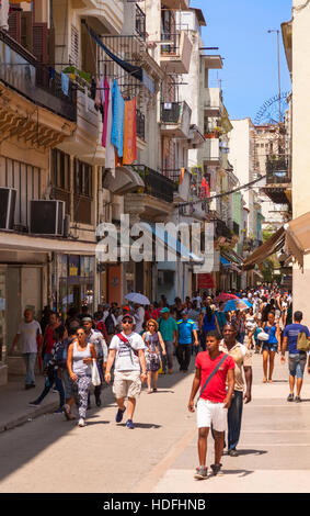 Eine belebte Straße voller Kubaner (Einheimischen) in Zentral-Havanna, Kuba. Stockfoto