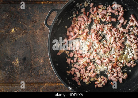 Speck in der Pfanne Draufsicht Braten Stockfoto