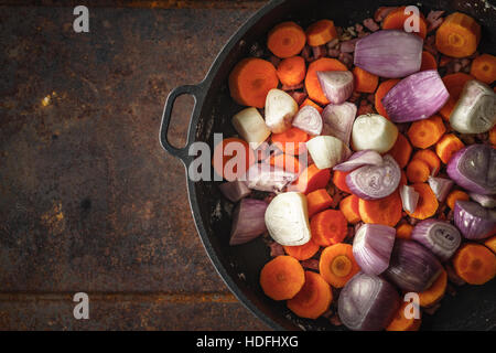 Schalotten und Karotten in die Pfanne auf dem Metall Hintergrund Stockfoto