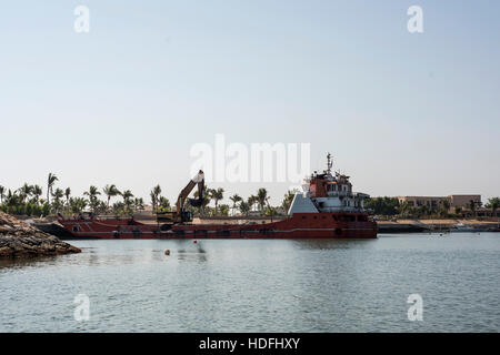 Boot-Bagger schaffen Land Küste im souligen Bay Salalah Oman Stockfoto