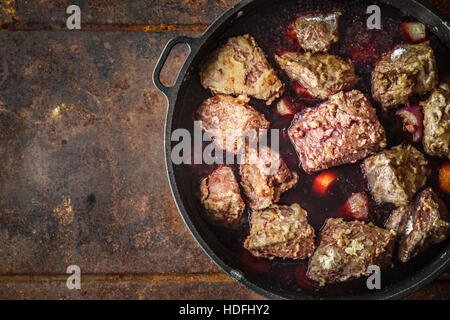 Boeuf Bourguignon in der Pfanne in der Draufsicht Metall Hintergrund Stockfoto