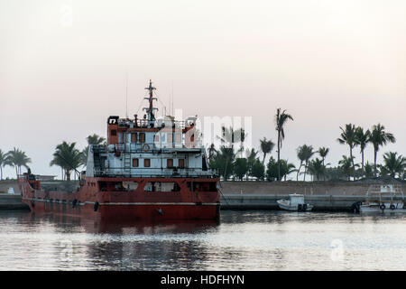 Boot-Bagger schaffen Land Küste im souligen Bay Salalah Oman 4 Stockfoto