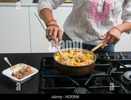 Junge indische Frau in einer Küche Ayurveda Stockfoto