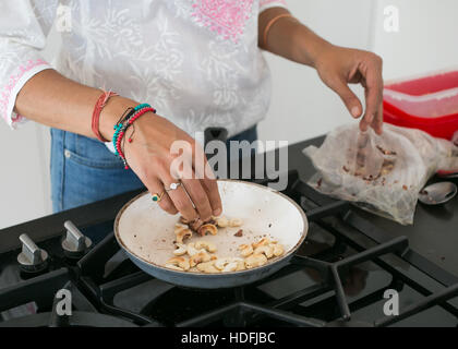 Junge indische Frau in einer Küche Ayurveda Stockfoto