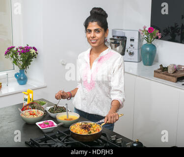 Junge indische Frau in einer Küche Ayurveda Stockfoto