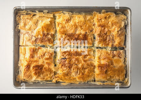 Griechischer Kuchen Spanakopita in der Draufsicht Metall Pfanne Stockfoto