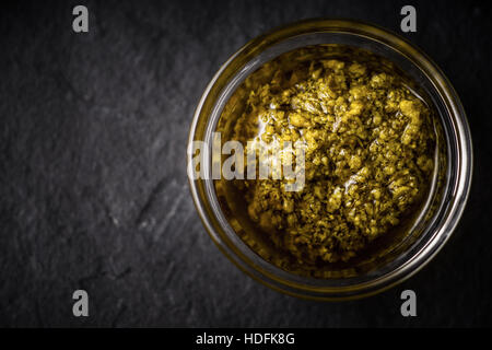 Pesto-Soße in der Glas-Glas-Draufsicht Stockfoto