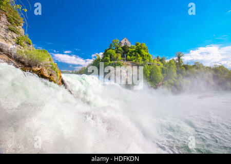 Rheinfall, den größten schlichten Wasserfall in Europa befindet sich in der Nähe von Schaffhausen in der Schweiz Stockfoto