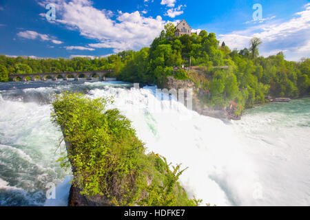 Rheinfall, den größten schlichten Wasserfall in Europa befindet sich in der Nähe von Schaffhausen in der Schweiz Stockfoto