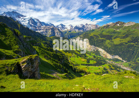 Berühmte Lauterbrunnental mit wunderschönen Wasserfall und Schweizer Alpen im Hintergrund aus männlichen, Berner Oberland, Schweiz, Europa. Stockfoto