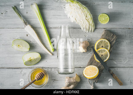 Zutaten für Gemüse Smoothie mit leere Glasflasche auf der weißen hölzernen Tischplatte anzeigen Stockfoto