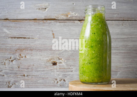 Grünen Smoothie in der Glasflasche auf dem weißen Hintergrund Holz Stockfoto