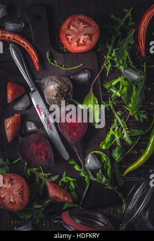 Zutaten für Gemüse Smoothie auf dem alten Holztisch vertikale Stockfoto