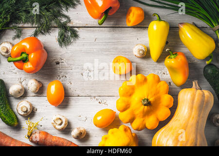 Gelbe und grüne Gemüse auf dem weißen Holztisch Stockfoto