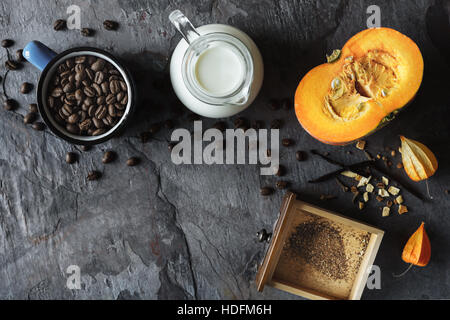 Herbstliche Stillleben mit Kürbis und Kaffee Draufsicht Stockfoto