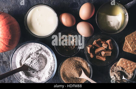 Zutaten für Kuchen Kürbis Dump auf dem dunklen Stein Hintergrund Draufsicht Stockfoto