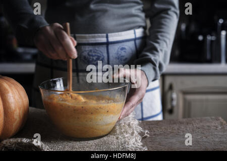 Verfahren zur Herstellung von Teig für Dump Cake in der Glasschale Stockfoto