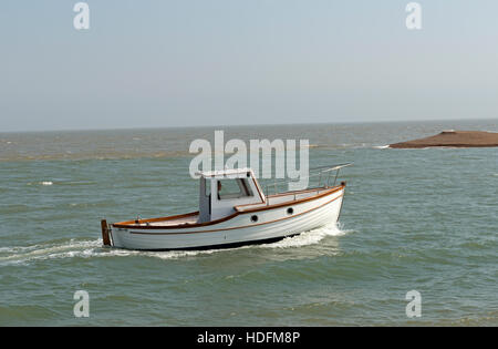 Motorboot-Rubrik auf der Nordsee vom Fluss Erz, Kies Street, Suffolk, UK. Stockfoto