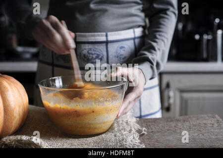 Teig für Kuchen Kürbis Dump in die Glasschüssel mischen Stockfoto